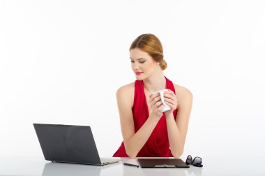 güzel genç kadın iş yerinde