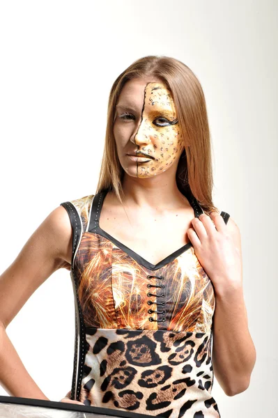 Portrét ženy s pomalovaným obličejem make-up Studio — Stock fotografie
