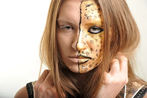 Portret kobiety z makijaż malowane twarz w studio — Zdjęcie stockowe