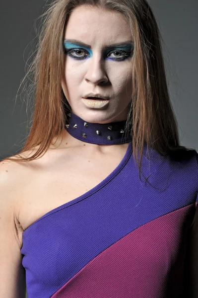 Rostro de maquillaje pintado de la modelo de moda en el estudio — Foto de Stock