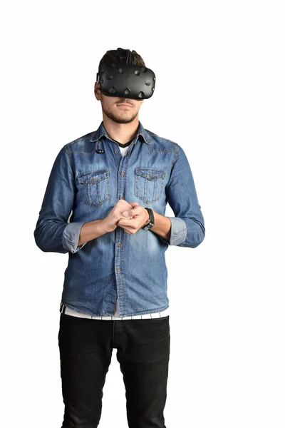 Fiatal férfi viselet Vr virtuális-valóság sisak. Isztambul, Törökország, 2016. November 15.. — Stock Fotó
