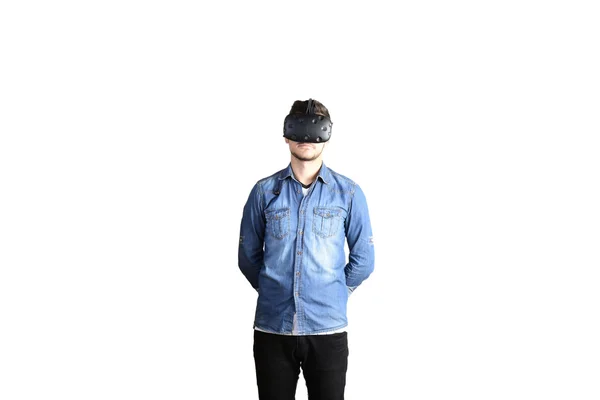 Junger Mann trägt ein Virtual-Reality-Headset. Istanbul, Türkei, 15. November 2016. — Stockfoto