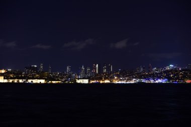 Istanbul Boğazı ve şehir geceleri görüntülemek