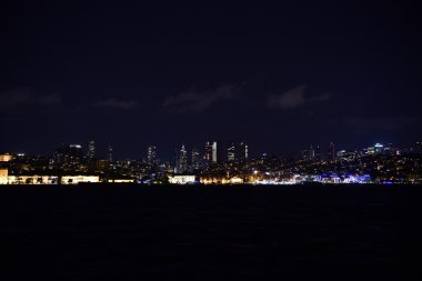 Istanbul Boğazı ve şehir geceleri görüntülemek