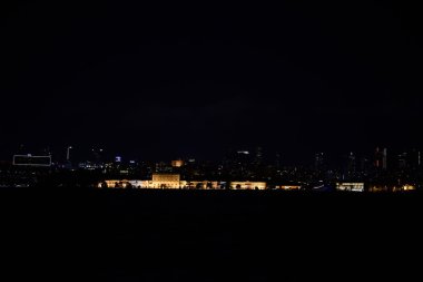 Istanbul Boğazı ve şehir geceleri görüntülemek