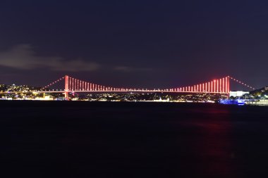Istanbul Boğaziçi Köprüsü kırmızı ışıklar içinde