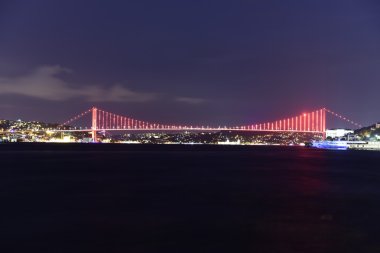 Istanbul Boğaziçi Köprüsü kırmızı ışıklar içinde