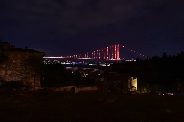 Istanbul boğazı ve gece köprü — Stok fotoğraf