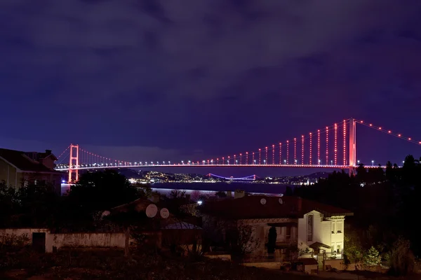 Istanbul boğazı ve gece köprü — Stok fotoğraf