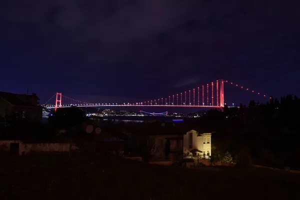 イスタンブールのボスポラス海峡と橋の夜 — ストック写真