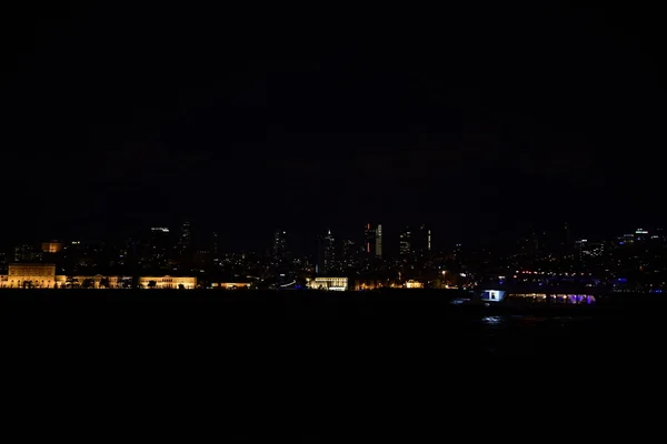 Widok na miasto i Bosfor Istanbul nocą — Zdjęcie stockowe