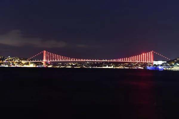Istanbul bosphorus bridge i röda lampor — Stockfoto
