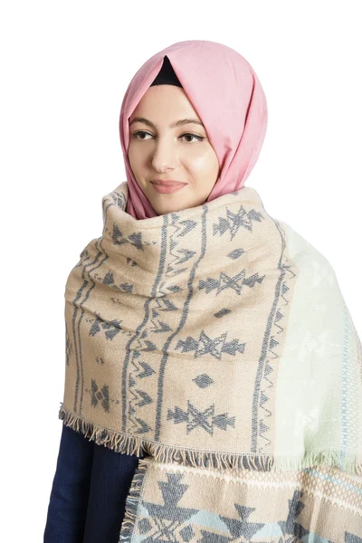 Potret seorang wanita muslim muda dengan syal fashion — Stok Foto