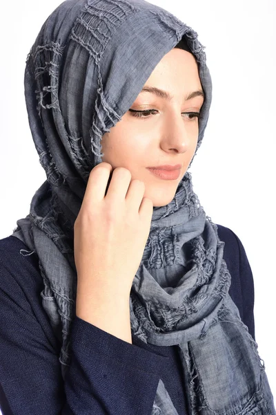 Porträt einer jungen muslimischen Frau mit Modeschal — Stockfoto