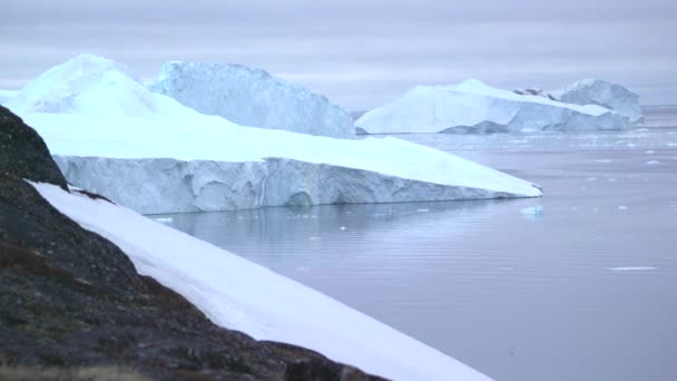 Ghețarii se deplasează pe oceanul arctic la Ilulissat, Groenlanda Stok Video — Videoclip de stoc