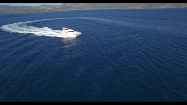 Luchtfoto Video schieten van de boot op de zee Stok Video — Stockvideo