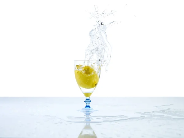 Water splashing from glass with lemon, its on white background. — ストック写真
