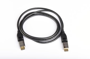 siyah HDMI kablo ile altın bağlamak