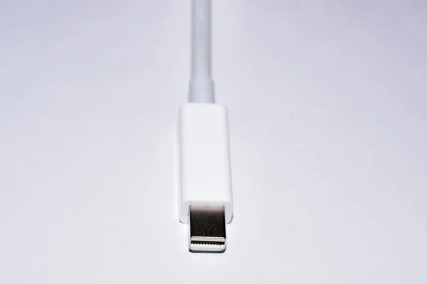 Witte tunderbolt kabel en de aansluiting — Stockfoto