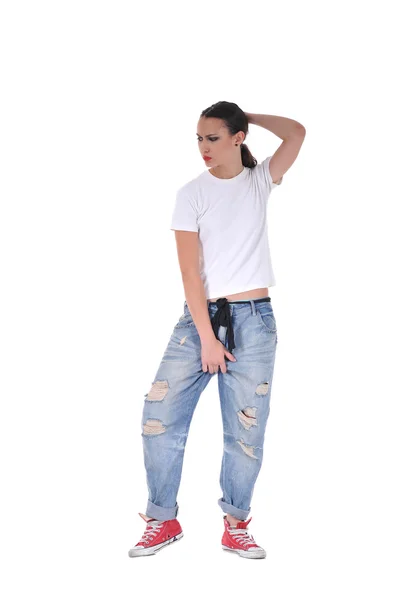 Joven posando en pantalón azul jean y thsirt blanco en el estudio — Foto de Stock