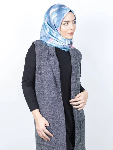 Belle giovani donne musulmane eleganti con sciarpa — Foto Stock
