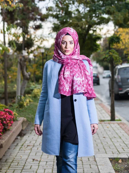 Belas mulheres muçulmanas jovens com cachecol — Fotografia de Stock