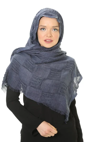 Bonito jovem muçulmano mulheres retrato — Fotografia de Stock