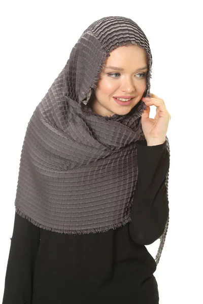Hermoso joven musulmán mujeres retrato en estudio — Foto de Stock