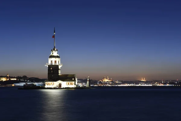 イスタンブールのボスポラス海峡で乙女の塔 — ストック写真