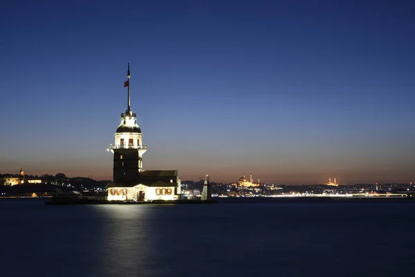 Maiden's Tower στην Κωνσταντινούπολη στο Βόσπορο — Φωτογραφία Αρχείου