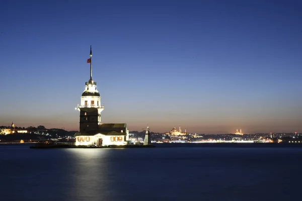 Maiden's Tower στην Κωνσταντινούπολη στο Βόσπορο — Φωτογραφία Αρχείου
