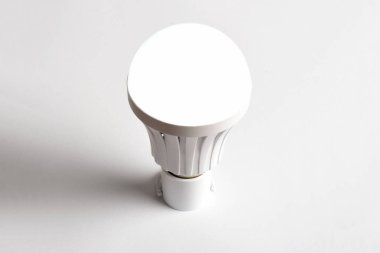 beyaz zemin üzerine beyaz lamba