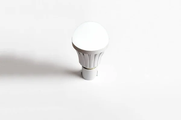 Біла лампа на білому фоні — стокове фото