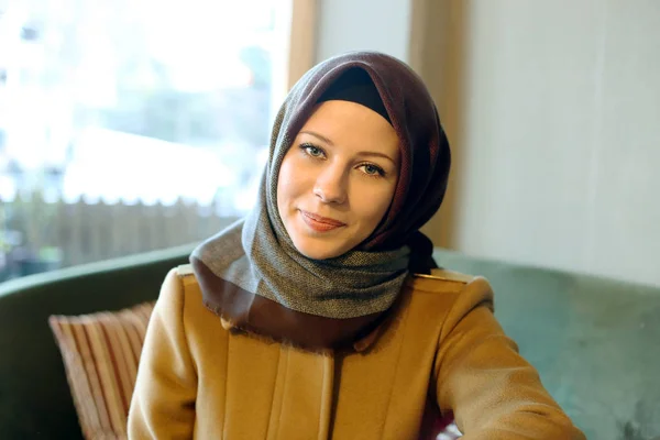 Bela jovem muçulmano mulheres posando fora — Fotografia de Stock