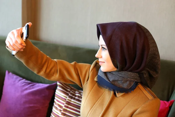 Wanita muslim muda yang cantik berpose di luar — Stok Foto