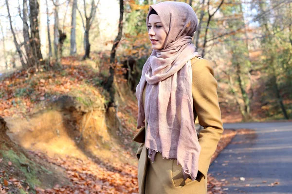 Bela jovem muçulmano mulheres posando fora — Fotografia de Stock