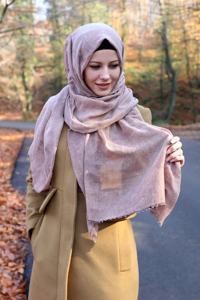 Piękne młode kobiety Muzułmańskie pozowanie poza — Zdjęcie stockowe
