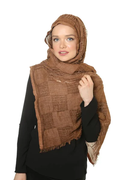 Vackra unga muslimska kvinnor med sjal i studio — Stockfoto