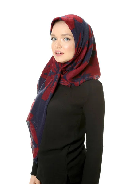 Bonito jovem elegante muçulmano mulheres retrato — Fotografia de Stock