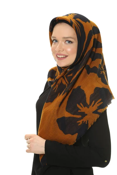 スカーフでポーズ美しい若いイスラム教徒の女性 — ストック写真