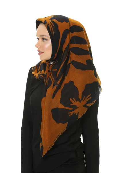 Hermosa joven musulmana mujeres posando con bufanda — Foto de Stock