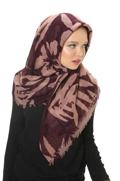 Hermosa joven musulmana mujeres posando con bufanda — Foto de Stock