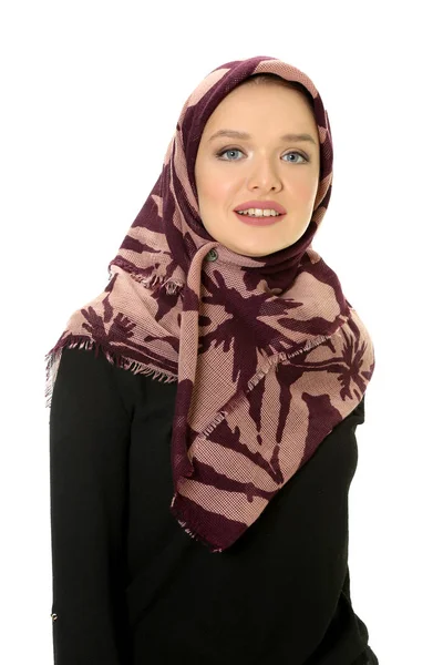 Piękne młode kobiety Muzułmańskie pozowanie z szalik — Zdjęcie stockowe