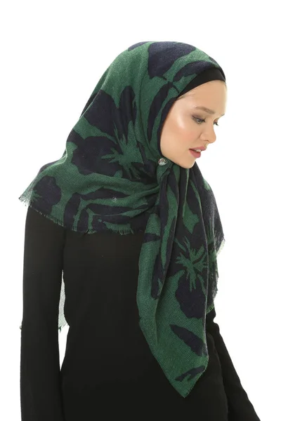 スカーフで若い美しいイスラム教徒の女性 — ストック写真