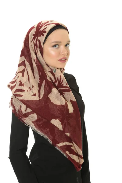 Mladé krásné muslimské ženy s šátkem — Stock fotografie