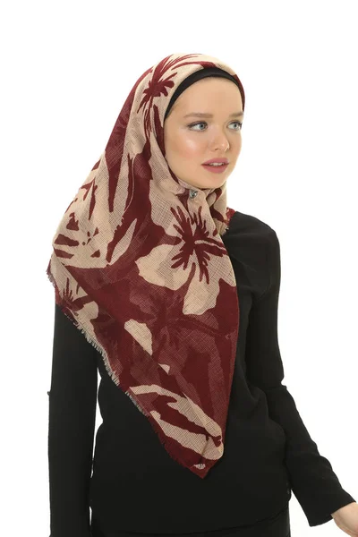 Unga vackra muslimska kvinnor med sjal — Stockfoto