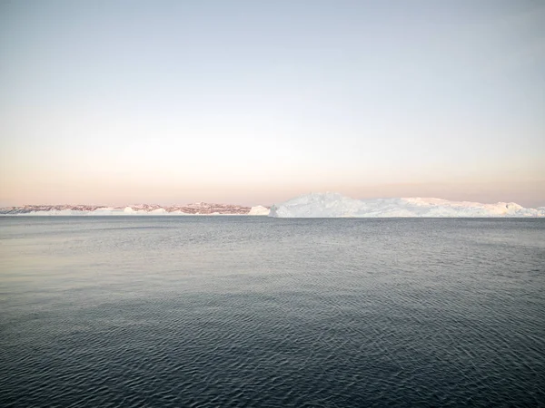 Enormt isberg på frusna ishavet i Grönland — Stockfoto