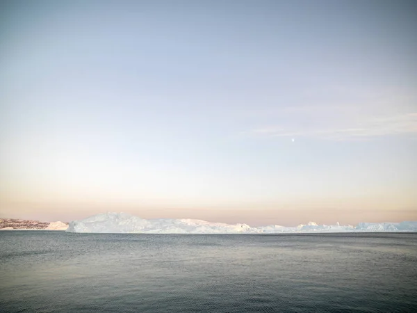 Riesiger Eisberg auf gefrorenem Arktischen Ozean in Grönland — Stockfoto