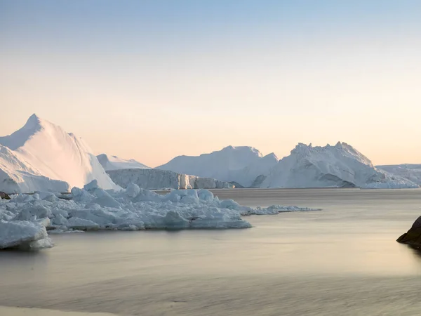 雪の中の南極の氷山は — ストック写真