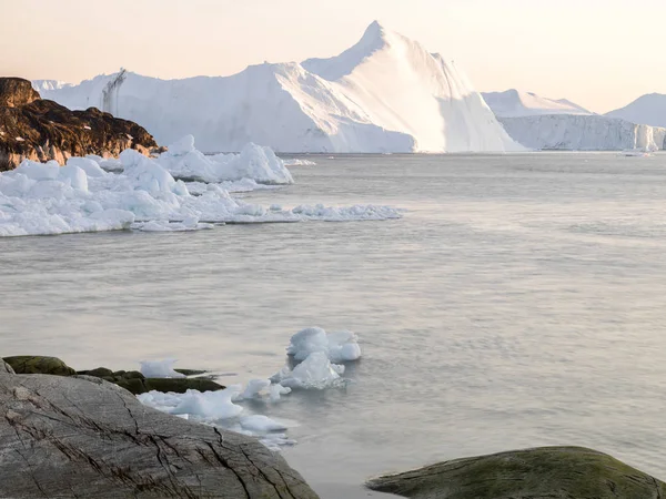 Iceberg antártico na neve — Fotografia de Stock
